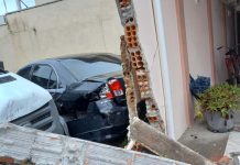 Motorista perde o controle da van e atinge carro estacionado e muro de uma residência no centro de Penha