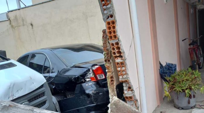 Motorista perde o controle da van e atinge carro estacionado e muro de uma residência no centro de Penha