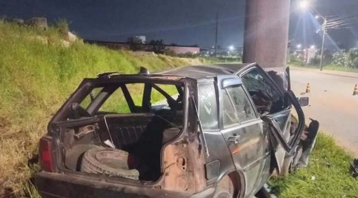 Carro bate em poste e mata bebê no Bairro Cidade Nova em Itajaí