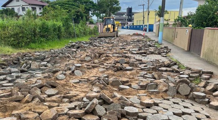 Prefeitura de Piçarras comemora calçamento de 22 ruas com lajotas reaproveitadas