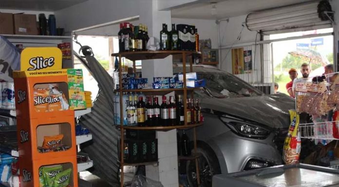 Carro desgovernado quebra parede e invade mercado em Itajaí