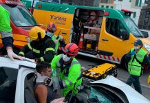 Vítima é desencarcerada do veículo que bateu na traseira de caminhão em Itapema