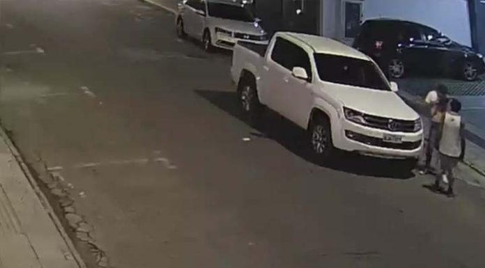 VÍDEO Câmeras flagram homem sendo esfaqueado por garota de programa em SC