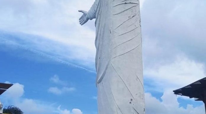Estátua de Jesus Cristo perde um dos braços