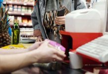 Mulher leva tapa na bunda em caixa de supermercado em SC