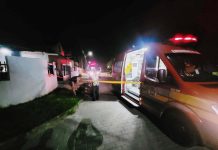 Motoqueiro morre com múltiplas fraturas ao bater contra uma viga no Bairro de Armação, em Penha