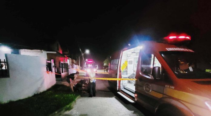 Motoqueiro morre com múltiplas fraturas ao bater contra uma viga no Bairro de Armação, em Penha