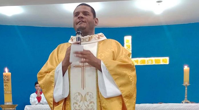 Padre Éder Fabrício Lourenço assume Igreja Nossa Senhora da Paz em Piçarras