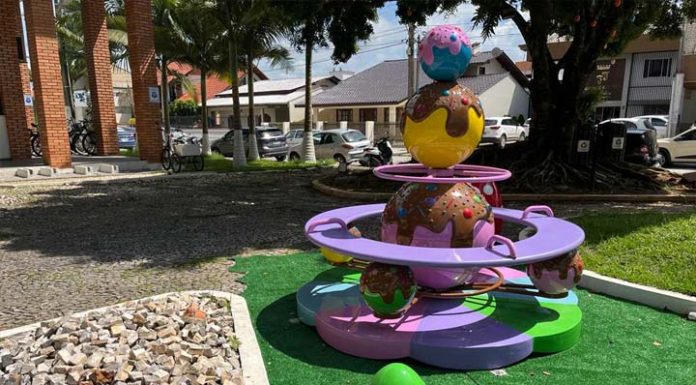 Balneário Piçarras instala decoração de Páscoa na cidade