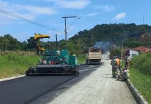 Rua Felipe João Anacleto recebe primeira etapa da camada asfáltica