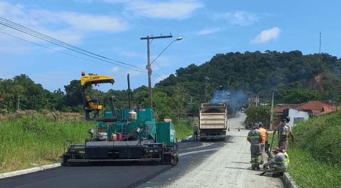 Rua Felipe João Anacleto recebe primeira etapa da camada asfáltica