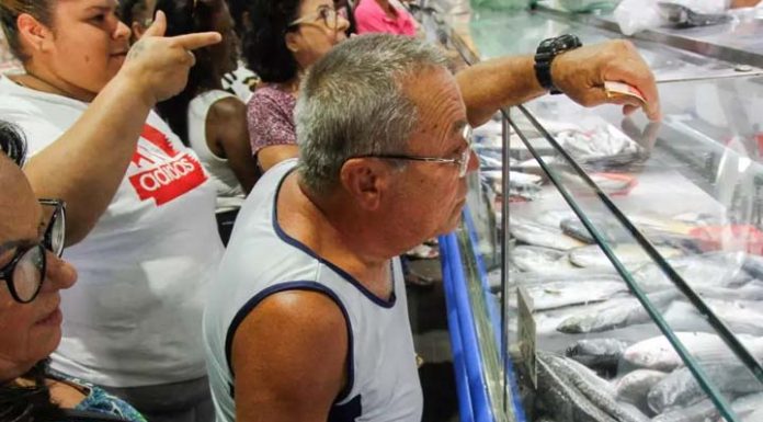 ‘Semana que vem vai estar lotado’: começa corrida pelo peixe da Sexta Santa