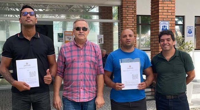 Deputado Carlos Humberto homenageia policiais militares de Balneário Piçarras