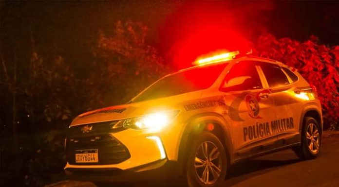 Grávida é esfaqueada na barriga e suspeito é preso após tentar fugir com carro de aplicativo em SC