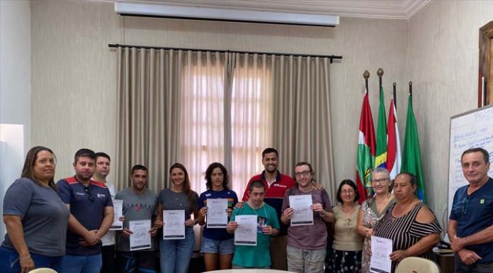 Contemplados pelo Bolsa Atleta assinam termo de beneficiário