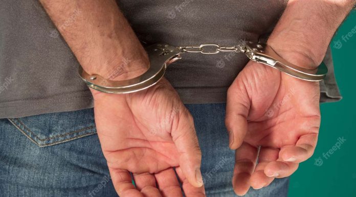 Suspeito é preso por roubo, tráfico e porte legal de arma