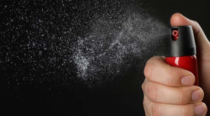 Paulo Debatin dispara spray de pimenta dentro da prefeitura e deixa funcionários passando mal