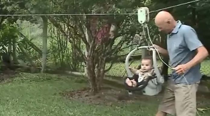 Avô reaproveita material reciclado para criar brinquedos para o netinho