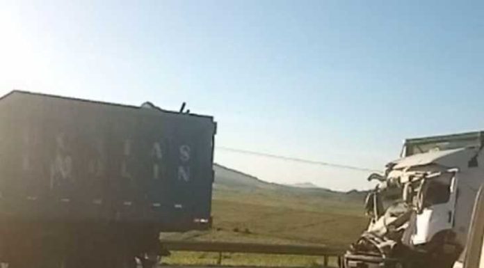Batida entre caminhões em Penha deixa 7 quilômetros de filas na BR 101