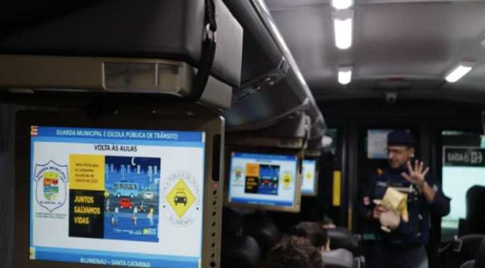 Maio Amarelo: ônibus cinema reforça importância dos cuidados no trânsito