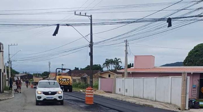 Vereador Maurício acompanha obra de pavimentação no Bairro Mariscal nesta segunda-feira (29)