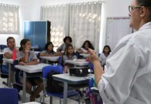 Meninas da Rede Municipal de Ensino recebem orientações na Semana da Conscientização do Ciclo Menstrual