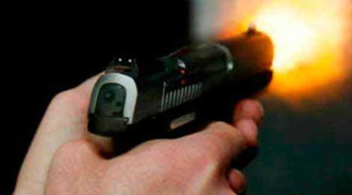 AGORA: Homem é socorrido pelos bombeiros após levar dois tiros na Praia de Cabeçudas