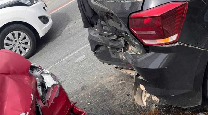 Duas pessoas ficam feridas em acidente na Rua Brusque em Itajaí