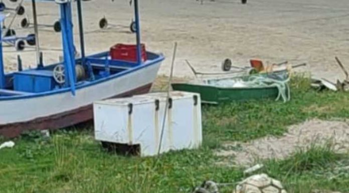 Prainha de São Miguel em Penha acumula sujeira e água parada trazendo riscos para dengue
