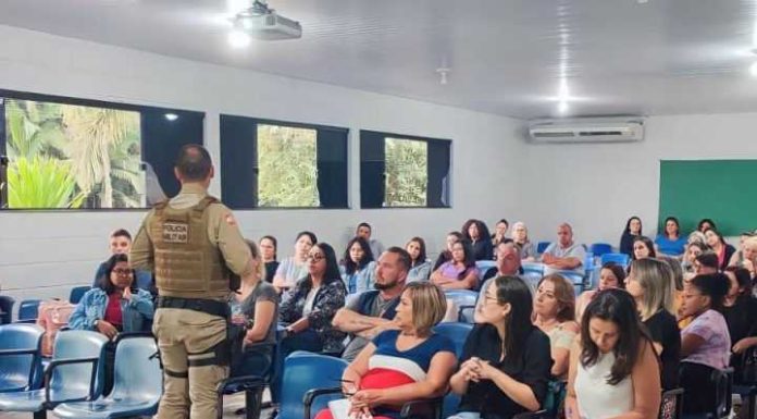 Polícia Militar de Piçarras promove palestras para professores e funcionários das escolas