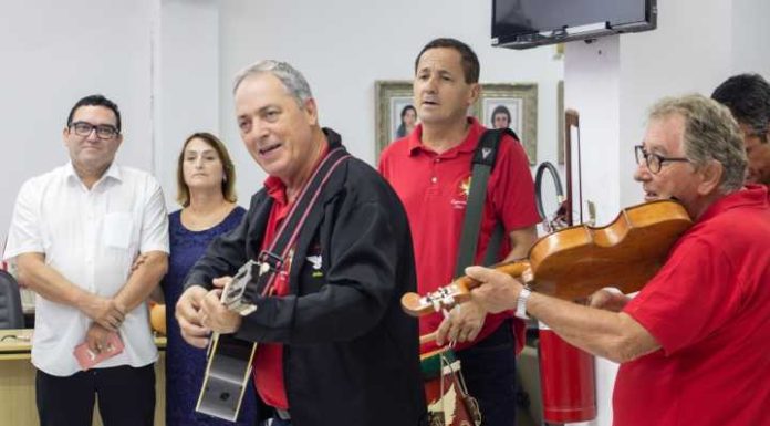 Câmara de Penha recebe a Bandeira do Divino Espírito Santo