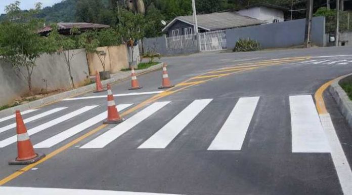 Ruas do bairro Armação e Nossa Senhora de Fátima recebem sinalização horizontal e vertical