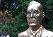 Praça Antônio Carlos Konder Reis, ao lado do Píer de Atracação Turística, inicia instalação do deck de madeira