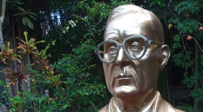Praça Antônio Carlos Konder Reis, ao lado do Píer de Atracação Turística, inicia instalação do deck de madeira