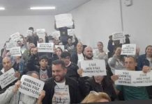 FICOU NA PROMESSA Servidores de Piçarras protestam por vale-alimentação