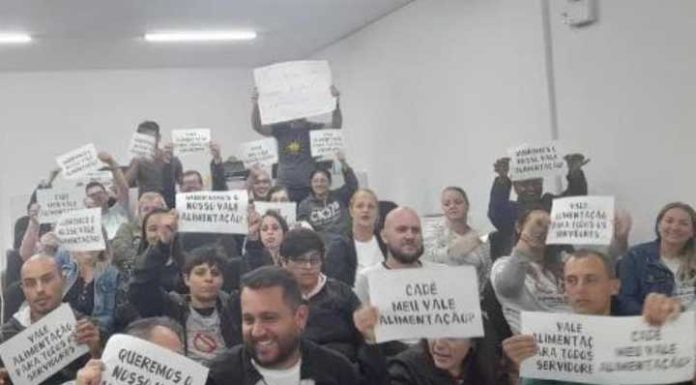 FICOU NA PROMESSA Servidores de Piçarras protestam por vale-alimentação