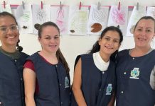 Educação entrega coletes para monitoras das creches de Balneário Piçarras