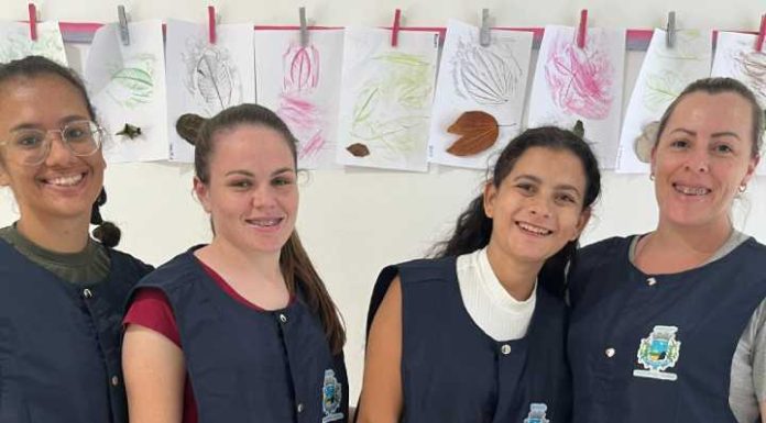 Educação entrega coletes para monitoras das creches de Balneário Piçarras