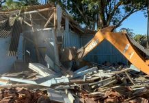 Construções clandestinas no Itacolomi são demolidas pela prefeitura com apoio da PM