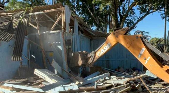 Construções clandestinas no Itacolomi são demolidas pela prefeitura com apoio da PM