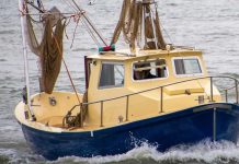 Pescador é socorrido após sofrer acidente de trabalho em Penha