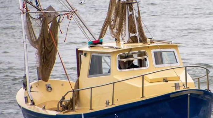 Pescador é socorrido após sofrer acidente de trabalho em Penha