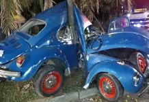 Fusca quase parte ao meio após se chocar gravemente contra árvore em SC