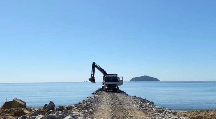 Com emissários instalados, previsão da prefeitura é terminar obra do molhe em 40 dias