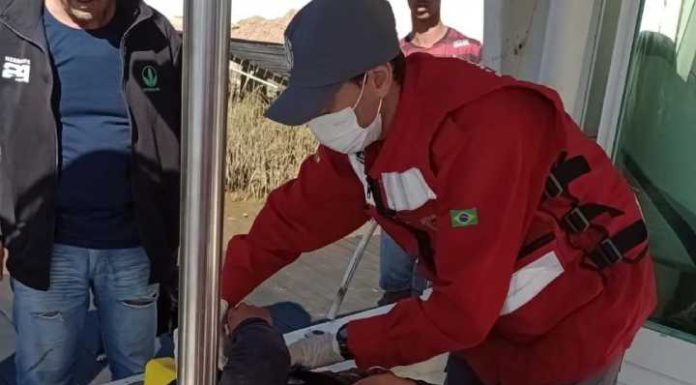 Pescador é socorrido pelos Bombeiros Voluntários após acidente em alto mar