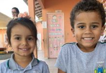 Alunos das escolas de Piçarras recebem tênis do uniforme escolar