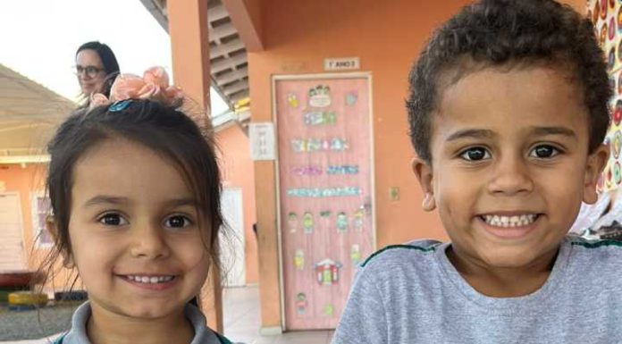 Alunos das escolas de Piçarras recebem tênis do uniforme escolar