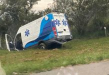 Ambulância de Penha sofre acidente a caminho do Marieta na BR-101