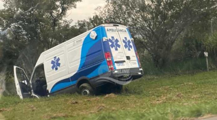 Ambulância de Penha sofre acidente a caminho do Marieta na BR-101