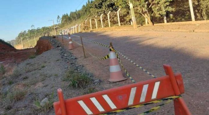 Moradores do Morretes, em Piçarras, enfrentam muita poeira e reclamam de obra parada